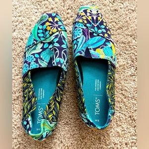 Toms Paisley Slip ons Womens size 6